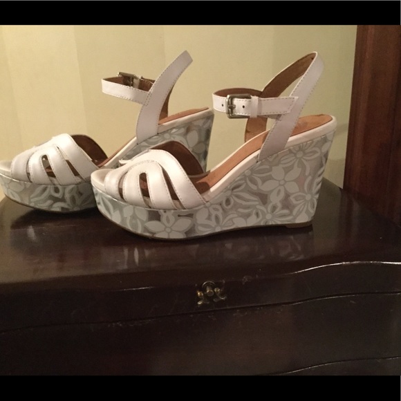 Platform Sandals - Picture 2 of 3